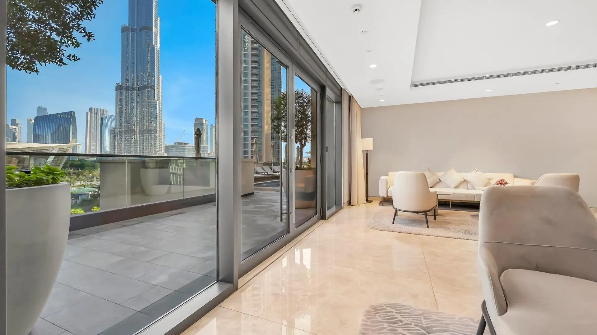 Luxurious & Spacious 2Br L Burj & Fountain Views L Walk To Dubai Mall L Pool L Gym Appartement