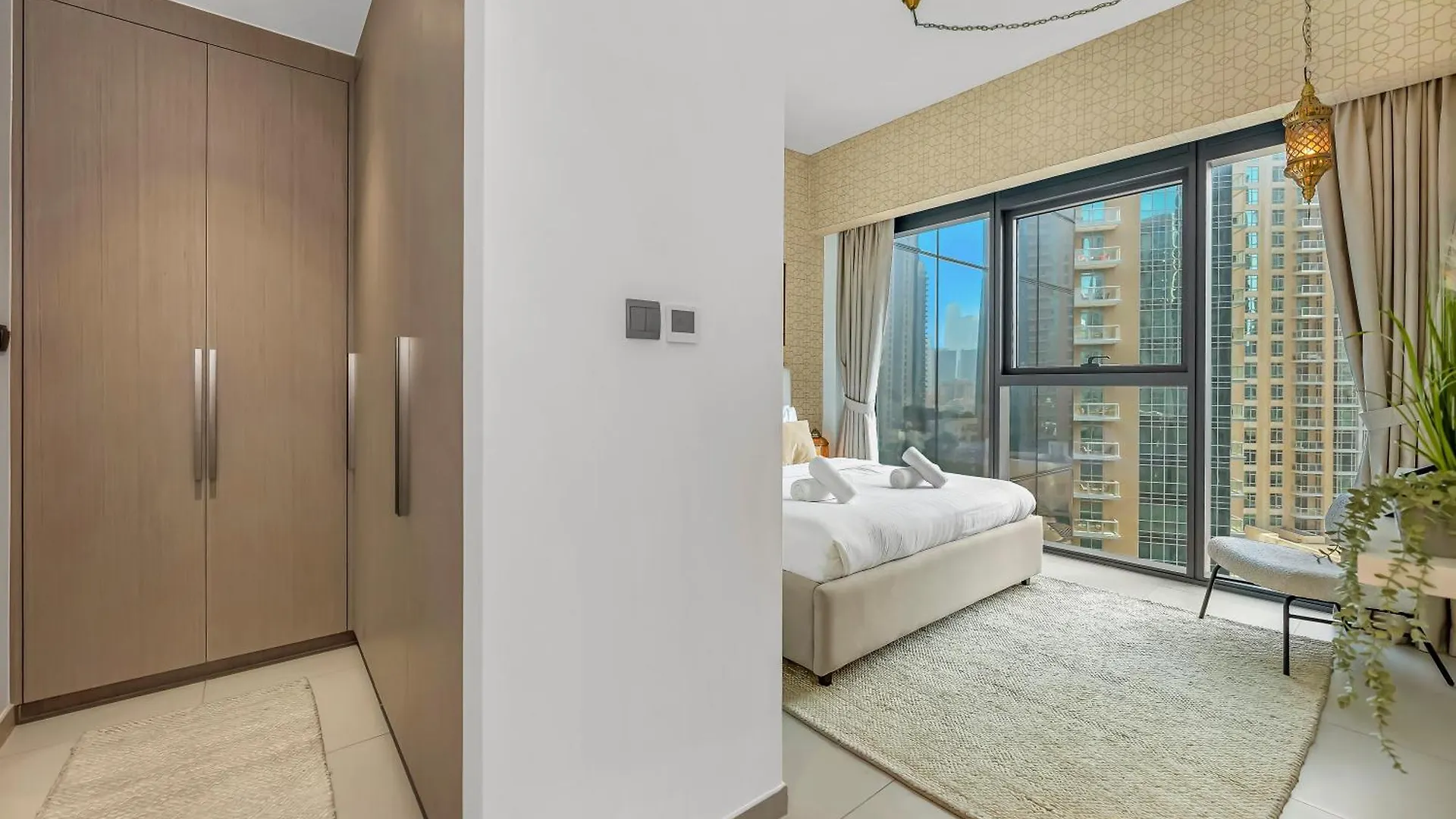 Luxurious & Spacious 2Br L Burj & Fountain Views L Walk To Dubai Mall L Pool L Gym Apartment